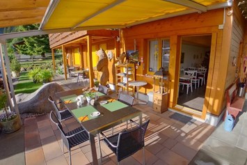 Urlaub-mit-Hund: Gedeckte Terrasse - tolles Frühstück auf drassen im Sommer - Chalet-Gafri BnB - Frühstückspension 