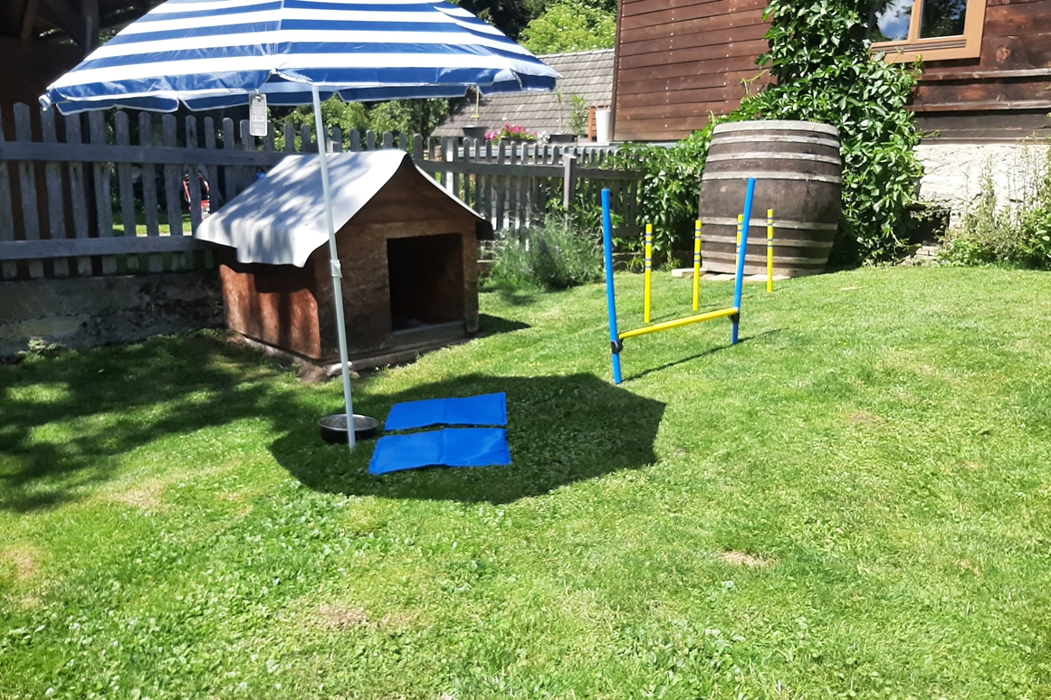 Ferienhaus mit Hund: Der Garten gut eingezäunt mit Hunderhütte und Spielelandschaft  - Ferienhaus Harmonie