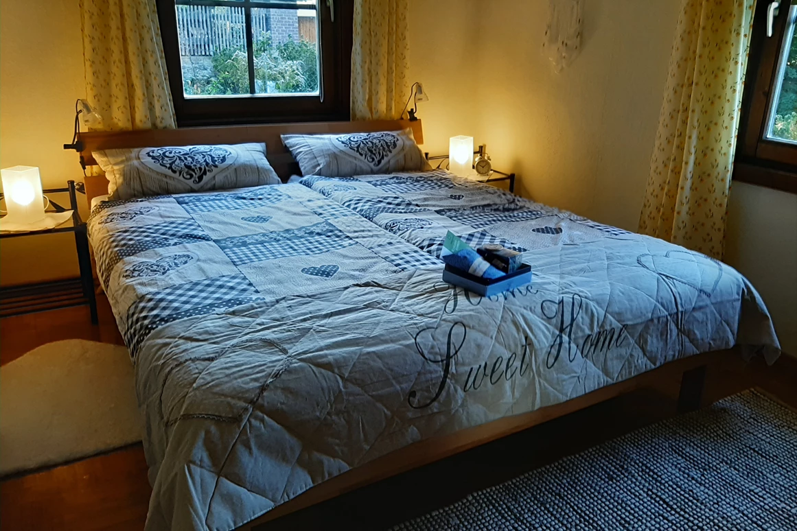 Ferienhaus mit Hund: In einem Holzhäuschen lässt es sich wunderbar ruhig schlafen, Bett und Matratzen sind herrlich!! Das wurde uns von unseren Stammgästen immer wieder bestätigt!! - Ferienhaus Harmonie