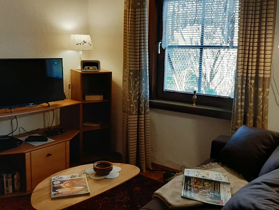 Ferienhaus mit Hund: Das gemütliche Wohnzimmer- derzeit Sat Fernsehen mit Simple TV! Es gibt einen Videorecorder mit DVDs, auch mit Hundefilmen die nicht jeder kennt! Hundezeitschriften, spannende Hundebücher, und ausführliche Wander Info´s sind vorhanden!! - Ferienhaus Harmonie
