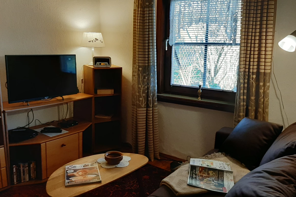 Ferienhaus mit Hund: Das gemütliche Wohnzimmer- derzeit Sat Fernsehen mit Simple TV! Es gibt einen Videorecorder mit DVDs, auch mit Hundefilmen die nicht jeder kennt! Hundezeitschriften, spannende Hundebücher, und ausführliche Wander Info´s sind vorhanden!! - Ferienhaus Harmonie