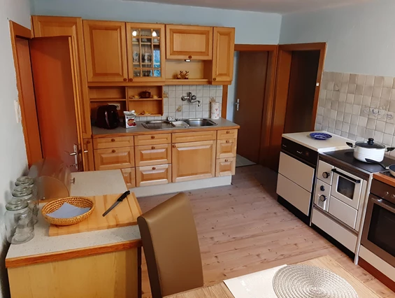 Ferienhaus mit Hund: Küchenblock sehr gut ausgestattet...  E-herd mit Backrohr,  Geschirrspüler,  großer Tisch mit Bank und Sessel!! Im Vorratsraum direkt bei der Küche, gibt es eine große Kühl/Gefrierschrank Kombi, ideal für BARFER!!   - Ferienhaus Harmonie