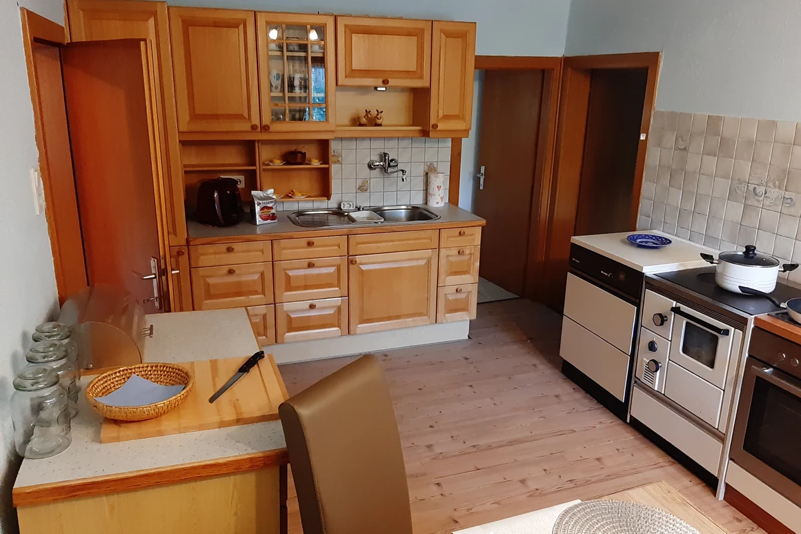 Ferienhaus mit Hund: Küchenblock sehr gut ausgestattet...  E-herd mit Backrohr,  Geschirrspüler,  großer Tisch mit Bank und Sessel!! Im Vorratsraum direkt bei der Küche, gibt es eine große Kühl/Gefrierschrank Kombi, ideal für BARFER!!   - Ferienhaus Harmonie