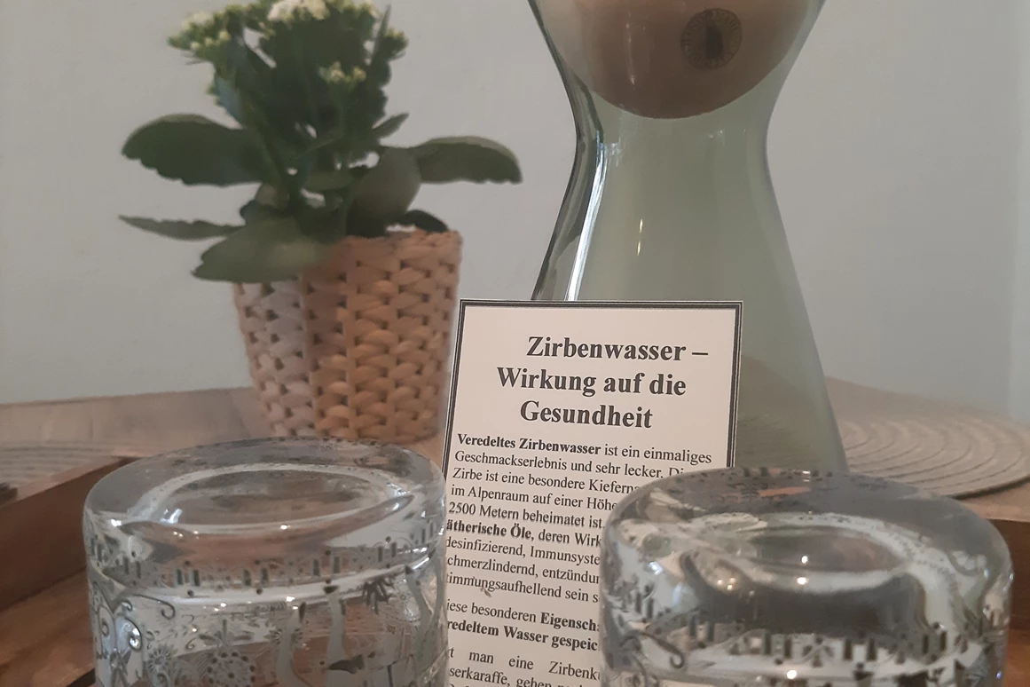 Ferienhaus mit Hund: Unser Zirbenwasser -  wirkt beruhigend, stimmungsaufhellend, Immunsystem-steigernd,Schmerz-u.Entzündungshemmend! Es ist auch ein einmaliges Geschmackserlebnis!! Sollte man mal probieren!! - Ferienhaus Harmonie