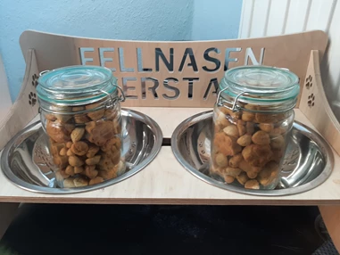 Ferienhaus mit Hund: Für unsere vierbeinigen Gäste, gibt auch eine Fellnasen Futterstation und wenn gewünscht, die richtige Größe an Futterschüsseln stehen dann bereit!! Natürlich machen wir die gesundenLeckerlis selber!!! - Ferienhaus Harmonie