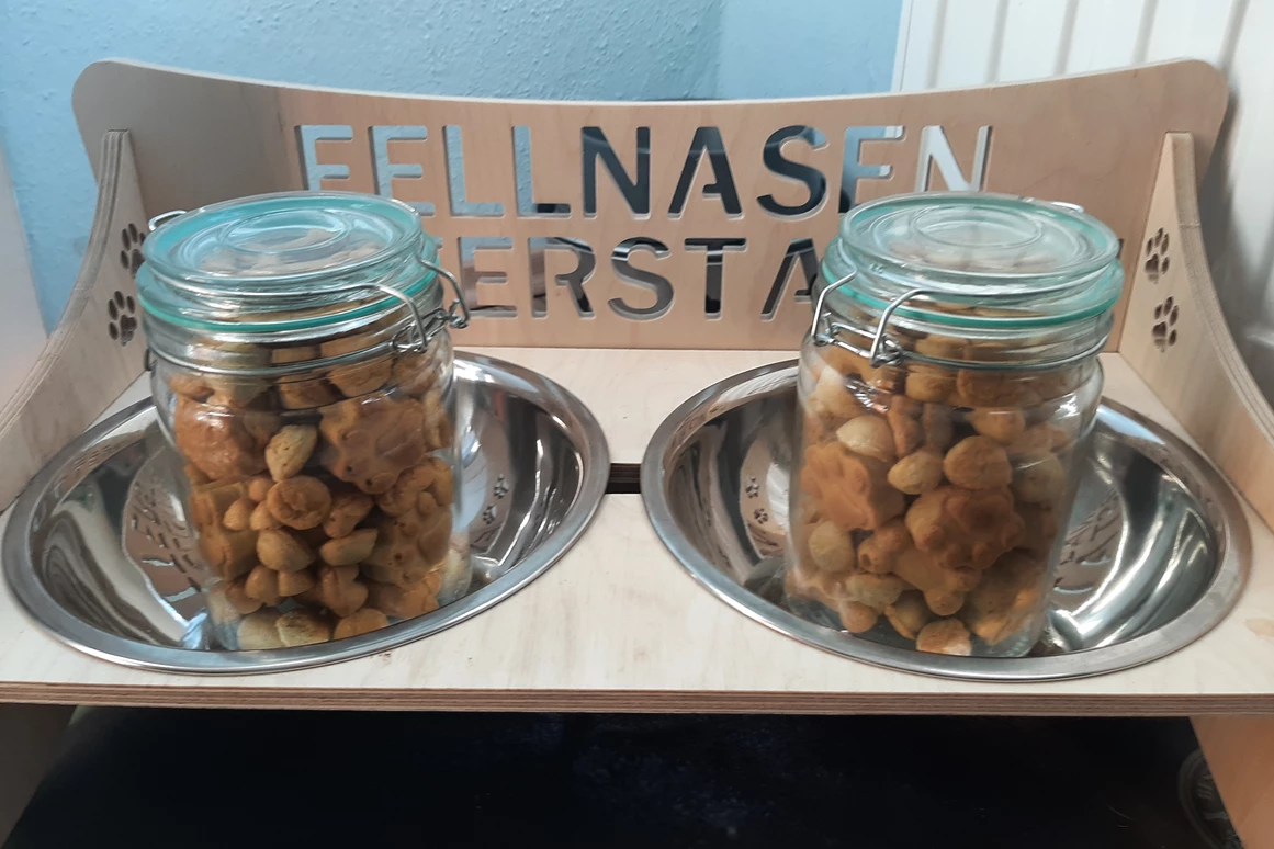 Ferienhaus mit Hund: Für unsere vierbeinigen Gäste, gibt auch eine Fellnasen Futterstation und wenn gewünscht, die richtige Größe an Futterschüsseln stehen dann bereit!! Natürlich machen wir die gesundenLeckerlis selber!!! - Ferienhaus Harmonie