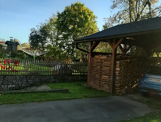 Ferienhaus mit Hund: Euer Auto parkt gratis im Carport am Haus!! Damit euer Auflug im kühlen Auto beginnen kann... Im Winter braucht man es nicht erst vom Schee und Eis befreien!!  - Ferienhaus Harmonie