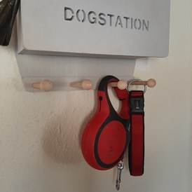 Ferienhaus mit Hund: Ganz praktisch: Beim Eingang kann man die Leinen und Hundesackerl an der Dogstation verwahren!! - Ferienhaus Harmonie