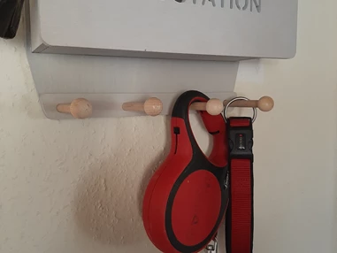 Ferienhaus mit Hund: Ganz praktisch die Dogstation für Leinen und co.... - Ferienhaus Harmonie