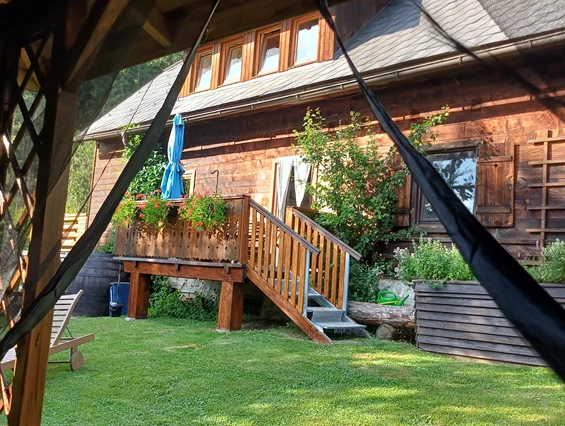 Ferienhaus mit Hund: Blick vom Pavillon zum Häuschen - Ferienhaus Harmonie