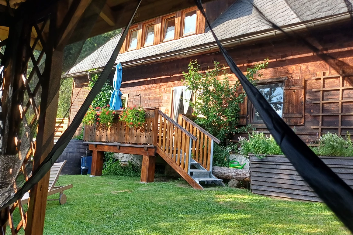 Ferienhaus mit Hund: Blick vom Pavillon zum Häuschen - Ferienhaus Harmonie