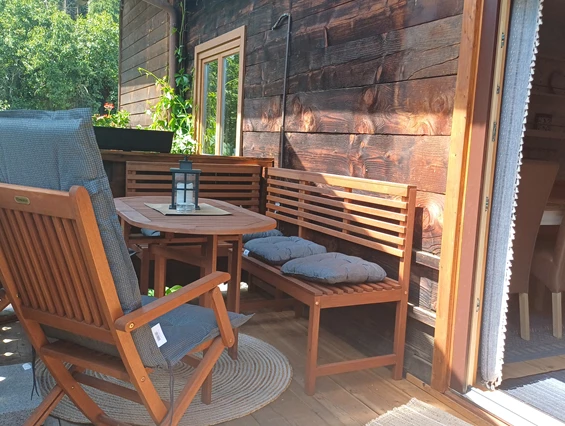 Ferienhaus mit Hund: direkt an der Küchenztür zum Garten gibt es eine gemütliche Frühstücksecke! - Ferienhaus Harmonie