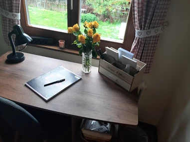 Ferienhaus mit Hund: Im gemütlichen Vorraum befindet sich ein Schreibtischchen derzeit haben wir ein gutes gratis WLAN - ab Herbst 2025 gibt es einen Glasfaser Anschluss für ein noch "blitzschnelleres" Internet!!  - Ferienhaus Harmonie