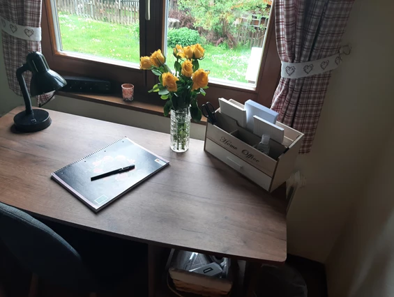 Ferienhaus mit Hund: Im gemütlichen Vorraum befindet sich ein Schreibtischchen derzeit haben wir ein gutes gratis WLAN - ab Herbst 2025 gibt es einen Glasfaser Anschluss für ein noch "blitzschnelleres" Internet!!  - Ferienhaus Harmonie