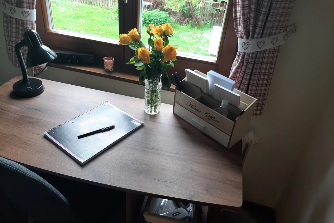 Ferienhaus mit Hund: Im gemütlichen Vorraum befindet sich ein Schreibtischchen derzeit haben wir ein gutes gratis WLAN - ab Herbst 2025 gibt es einen Glasfaser Anschluss für ein noch "blitzschnelleres" Internet!!  - Ferienhaus Harmonie