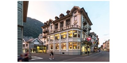 Hundehotel - Gstaad -   THE HEY HOTEL - Aussenansicht - THE HEY HOTEL