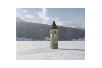 Urlaub-mit-Hund: Kirchturm im gefrorenen Reschensee - Hotel Reschnerhof