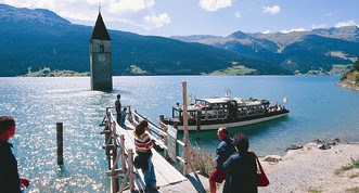 Urlaub-mit-Hund: Kirchturm im Reschensee im Sommer - Ausflugsfahrt mit der MS Hubertus - Hotel Reschnerhof