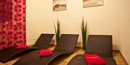 Hundehotel - Trink-/Fressnapf: im Zimmer - Langenhorn - Zeit für sich finden Sie in unserem kleinen Saunarefugium. Hier können Sie in stilvollem Wohlfühlambiente abschalten und die Seele baumeln lassen.
Ob in der Blocksauna oder in der Infrarotkabine – Ihre Wohlfühlzeit ist garantiert. Abkühlen können Sie sich anschließend unter unserer Wasserfalldusche, um danach im Ruheraum der angenehmen Hintergrundmusik zu lauschen und zu träumen… - Das Frühstückshotel SPO