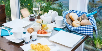 Hundehotel - Trink-/Fressnapf: im Zimmer - Langenhorn - Frühstück im sonnendurchfluteten Wintergarten. - Hotel kleine Auszeit