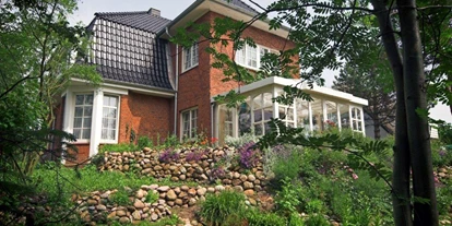 Hundehotel - Trink-/Fressnapf: im Zimmer - Langenhorn - Unser großer Garten bietet ausreichend Platz zum Verweilen. Hier entspannen Sie in unseren neuen und großen Strandkörben oder in der sonnigen Sitzecke.
Lassen Sie sich in ruhiger Umgebung und bei einem guten Buch von der Sonne verwöhnen. - Hotel kleine Auszeit