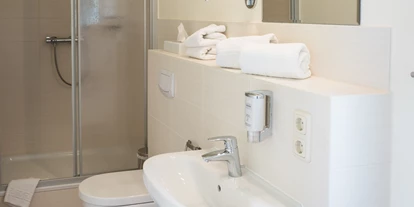 Hundehotel - Trink-/Fressnapf: im Zimmer - Langenhorn - Neue und moderne Bäder runden das Angebot ab. - Hotel kleine Auszeit