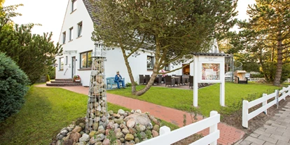Hundehotel - Trink-/Fressnapf: im Zimmer - Langenhorn - Unser kleiner Wohlfühlgarten bietet ausreichend Platz zum Verweilen. Hier entspannen Sie in unseren neuen und großen Strandkörben in ruhiger Umgebung bei einem guten Buch und lassen sich dabei von der Sonne verwöhnen. - Hotel Das kleine Glück