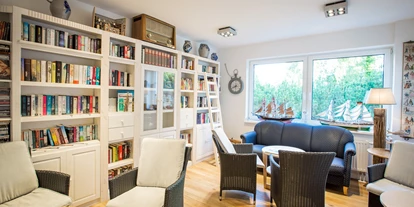 Hundehotel - Trink-/Fressnapf: im Zimmer - Langenhorn - In unserer Lounge können Sie jederzeit ein spannendes Buch lesen, sich mit Freunden zum Plausch treffen, in Ruhe entspannender Musik lauschen oder gemeinsam mit der gesamten Familie einen Spieleabend veranstalten. - Hotel Das kleine Glück