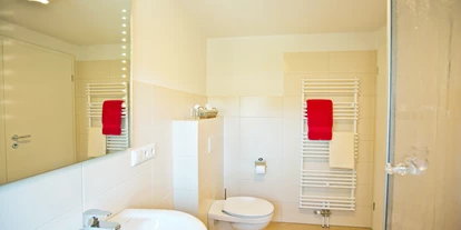 Hundehotel - Trink-/Fressnapf: im Zimmer - Langenhorn - Neue und moderne Bäder runden das Angebot ab. - Hotel Das kleine Glück