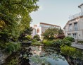 Urlaub-mit-Hund: Das Garten-Hotel Ochensberger ist eine echte grüne Oase mitten in der Oststeiermark - üppige  Natur und viel Freiraum auf über 7500m² versprechen eine naturnahe Auszeit - Garten-Hotel Ochensberger