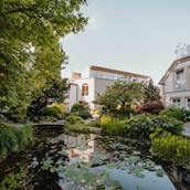Urlaub-mit-Hund - Das Garten-Hotel Ochensberger ist eine echte grüne Oase mitten in der Oststeiermark - üppige  Natur und viel Freiraum auf über 7500m² versprechen eine naturnahe Auszeit - Garten-Hotel Ochensberger