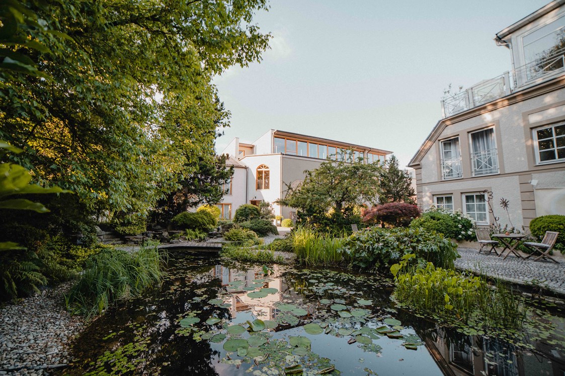 Urlaub-mit-Hund: Das Garten-Hotel Ochensberger ist eine echte grüne Oase mitten in der Oststeiermark - üppige  Natur und viel Freiraum auf über 7500m² versprechen eine naturnahe Auszeit - Garten-Hotel Ochensberger