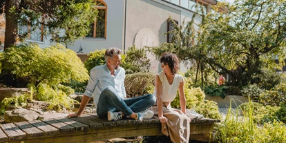 Hundehotel - Pools: Schwimmteich - Viele lauschige Plätze laden zum Energietanken und Natur-Genießen ein - Garten-Hotel Ochensberger