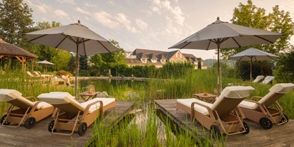 Hundehotel - Pools: Schwimmteich - Naturbadeteich mit lauschigen Plätzen und Liegebuchten am Wasser - Garten-Hotel Ochensberger