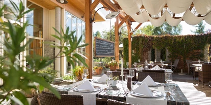 Hundehotel - Pools: Schwimmteich - Mediterraner Gastgarten - Garten-Hotel Ochensberger