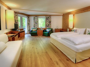 Gartenhotel Theresia****S - DAS "Grüne" Paradies für Zwei-& Vierbeiner Zimmerkategorien Wohn-Schlafzimmer "Reiterkogel"