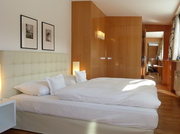 Gartenhotel Theresia****S - DAS "Grüne" Paradies für Zwei-& Vierbeiner Zimmerkategorien 3-Raum Suite "Sonnspitz