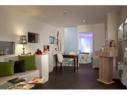 Hundehotel - Pools: Schwimmteich - SPA-Rezeption - Familien- & Gartenhotel Theresia****S