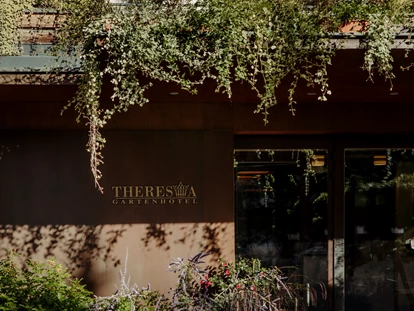 Hundehotel - Pools: Schwimmteich - Gartenhotel Theresia Hoteingang Sommer - Familien- & Gartenhotel Theresia****S