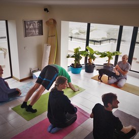 Ferienhaus mit Hund: Lichtdurchflutete Gemeinschaftsräume laden z.B. zu einer entspannenden Yoga Session ein. - Slide Surfcamp