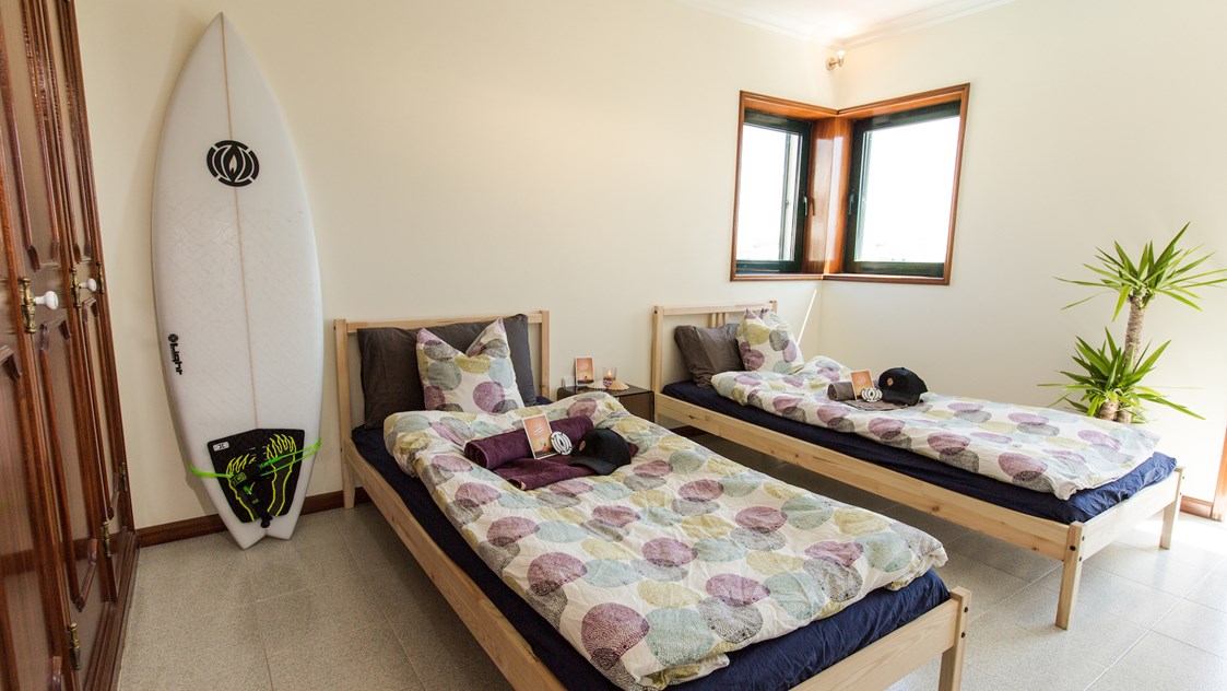 Ferienhaus mit Hund: Überwiegend Doppelzimmer bieten genügend Platz für Groß und Klein. - Slide Surfcamp