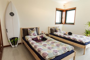 Ferienhaus mit Hund: Überwiegend Doppelzimmer bieten genügend Platz für Groß und Klein. - Slide Surfcamp