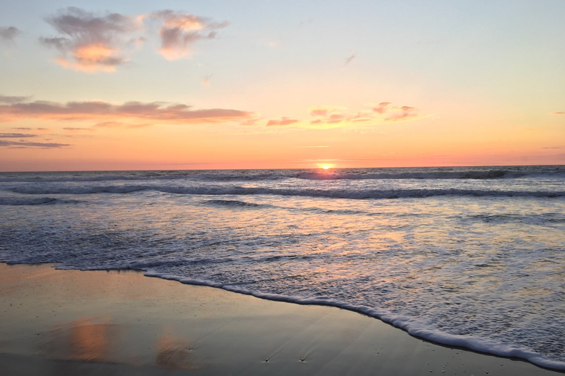 Ferienhaus mit Hund: Unendliche Weiten und malerischen Sonnenuntergänge machen den täglichen Strandspaziergang unvergesslich. - Slide Surfcamp