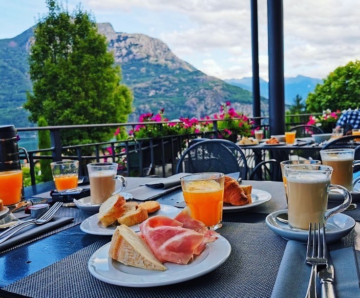 Urlaub-mit-Hund: Frühstück auf der Terrasse mit Blick auf den See - Hotel Saligari