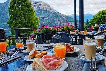 Urlaub-mit-Hund: Frühstück auf der Terrasse mit Blick auf den See - Hotel Saligari
