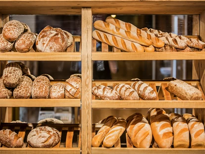 Hundehotel - Pools: Schwimmteich - Täglich wird im Haus nach alter Tradition in der Hotel-Bäckerei frisches Brot und Gebäck hergestellt. Backstube seit 1865 in Familienbesitz - Familien und Vitalhotel Mühlpointhof ***S