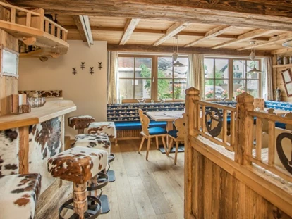 Hundehotel - Pools: Schwimmteich - Restaurant S'Körberl: Barstüberl - Familien und Vitalhotel Mühlpointhof ***S