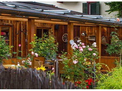 Hundehotel - Pools: Schwimmteich - Restaurant S'Körberl: Sonnenterrasse - Familien und Vitalhotel Mühlpointhof ***S