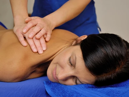 Hundehotel - Pools: Schwimmteich - Entspannung pur
nach dem Wandern oder Schifahren eine wohltuhende Massage genießen - Familien und Vitalhotel Mühlpointhof ***S