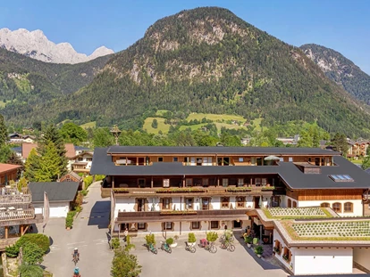 Hundehotel - Pools: Schwimmteich - Sommer - Lavendeldächer im Innenhof - Familien und Vitalhotel Mühlpointhof ***S